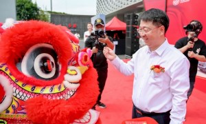 中国一汽首家直营红旗体验中心落户佛山